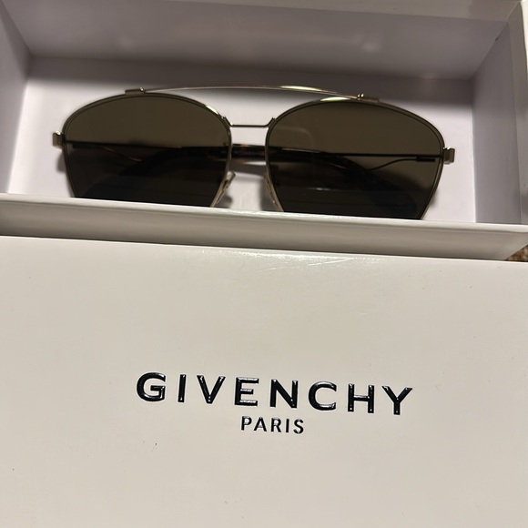 Givenchy 😍 - Picture 2 of 10